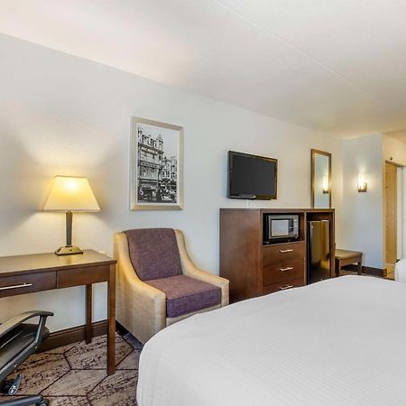 Best Western Plus Longbranch Hotel & Convention Center Cedar Rapids Exterior foto