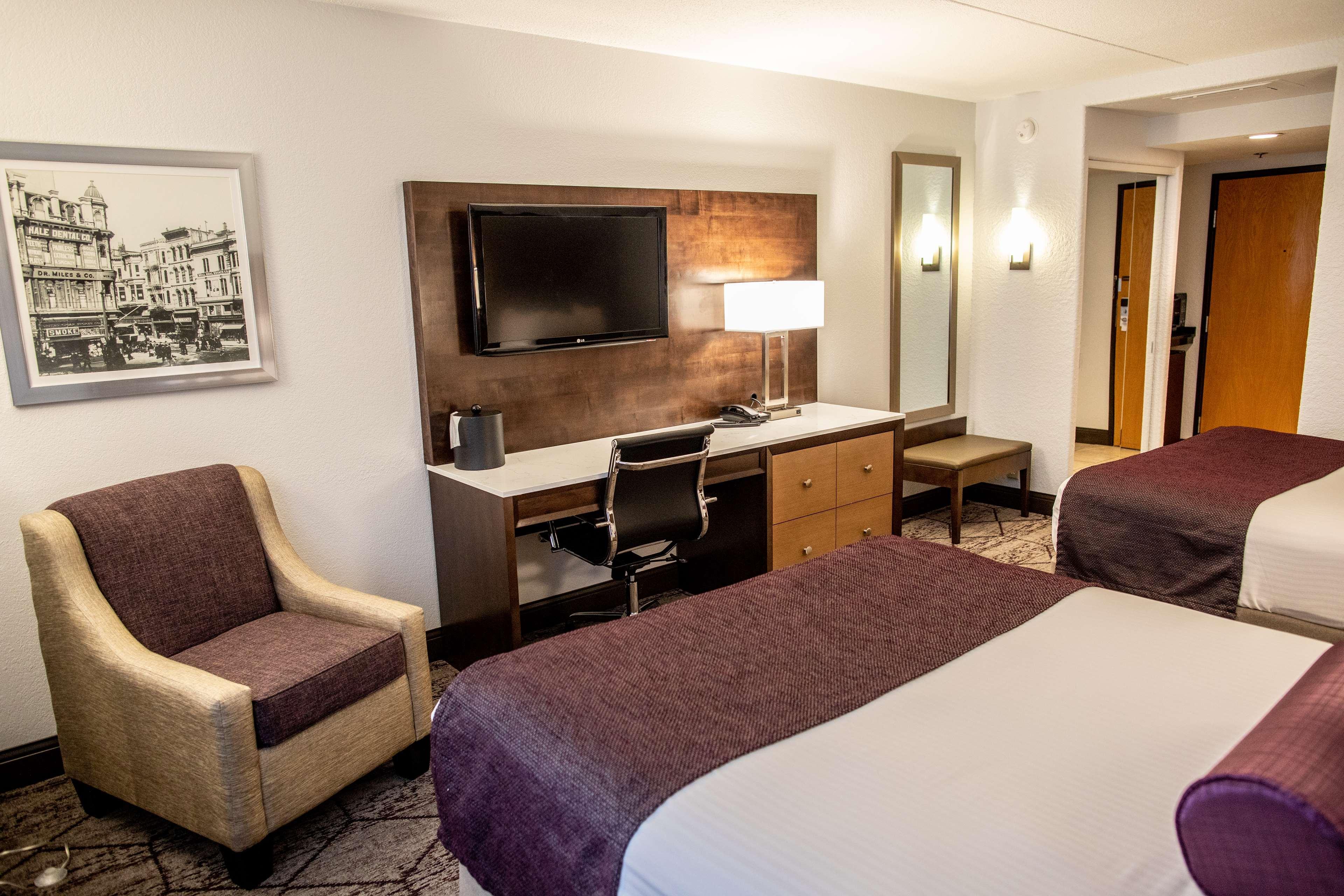 Best Western Plus Longbranch Hotel & Convention Center Cedar Rapids Exterior foto