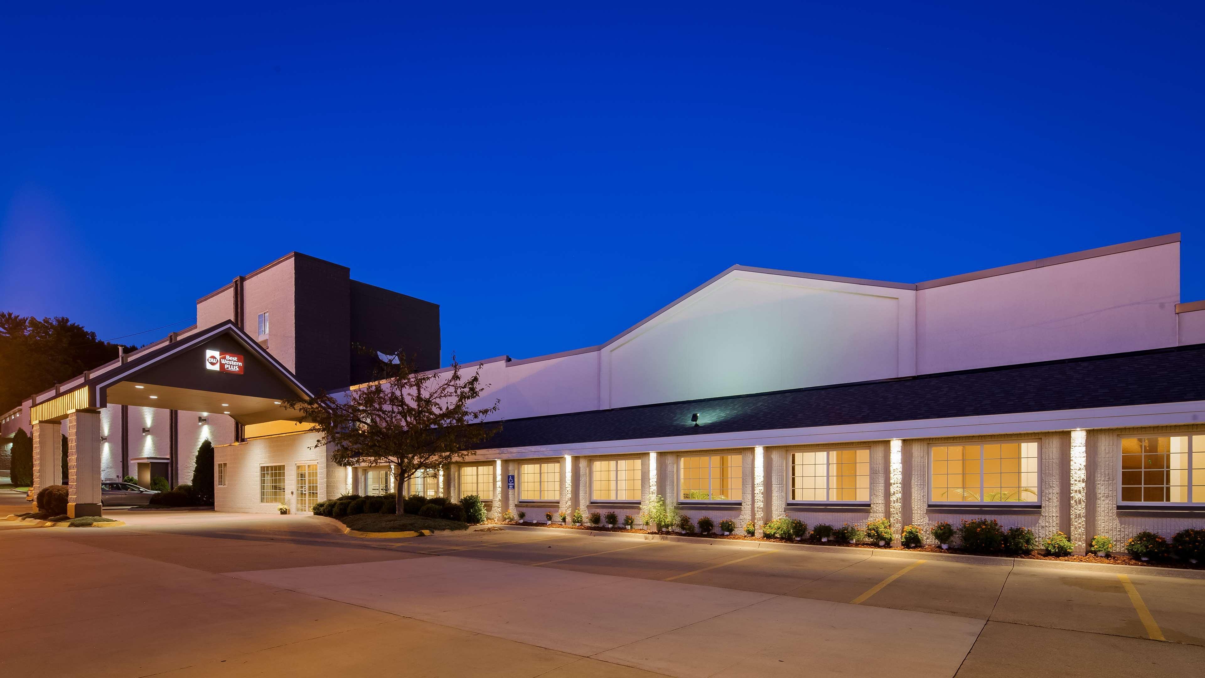 Best Western Plus Longbranch Hotel & Convention Center Cedar Rapids Exterior foto