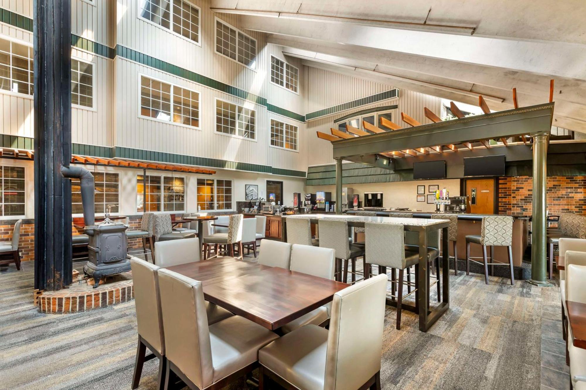 Best Western Plus Longbranch Hotel & Convention Center Cedar Rapids Exterior foto