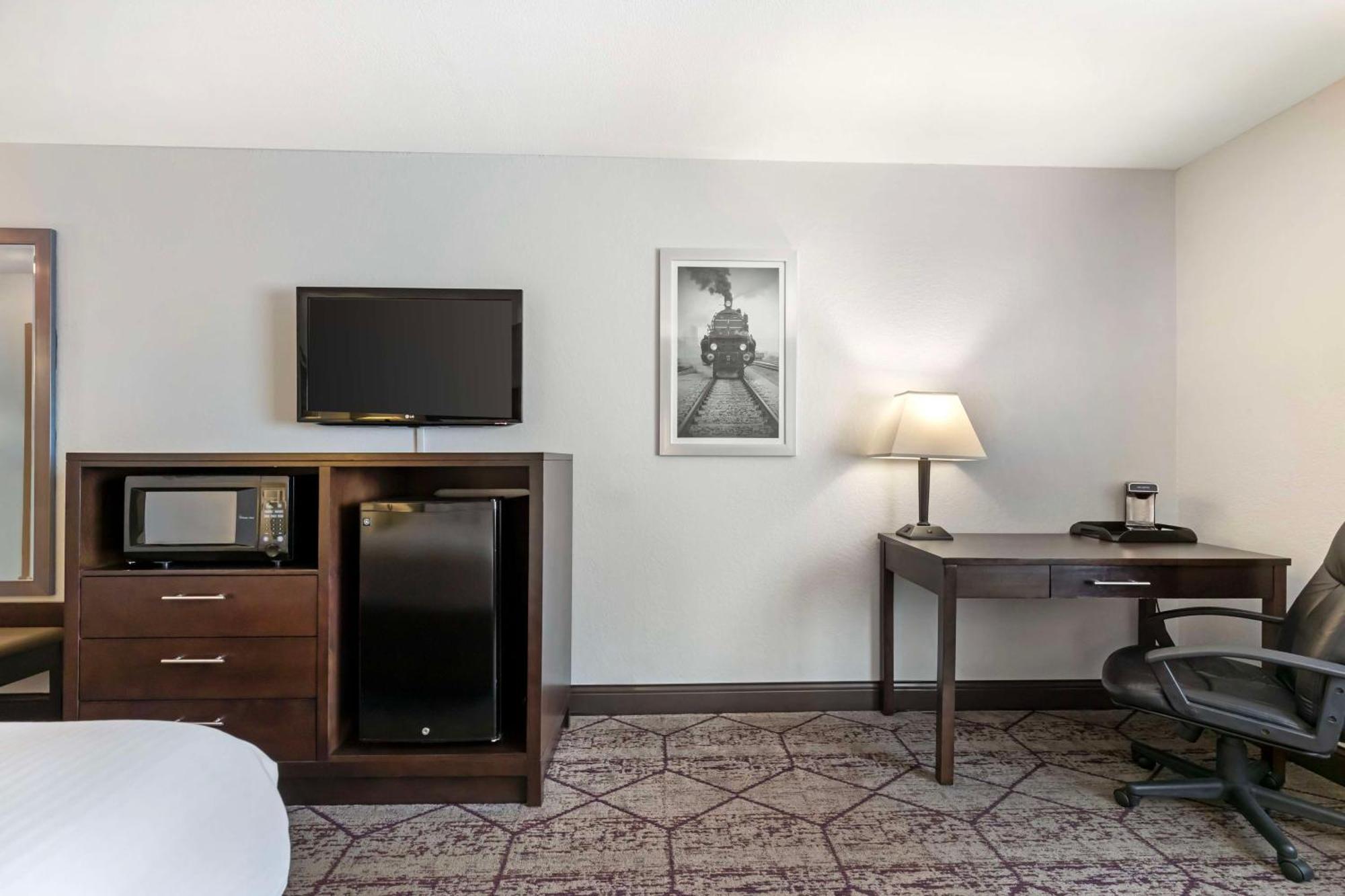 Best Western Plus Longbranch Hotel & Convention Center Cedar Rapids Exterior foto