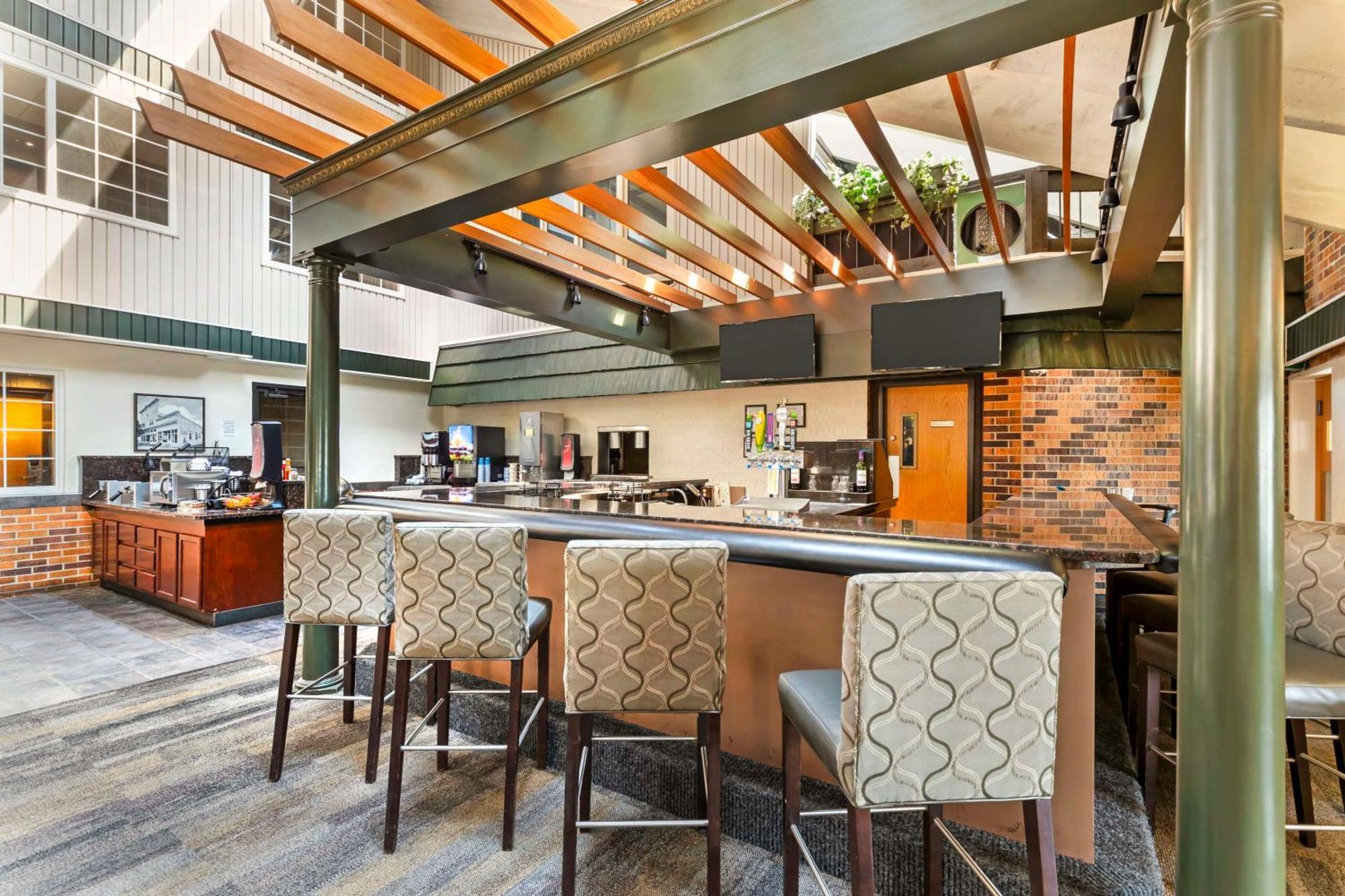 Best Western Plus Longbranch Hotel & Convention Center Cedar Rapids Exterior foto