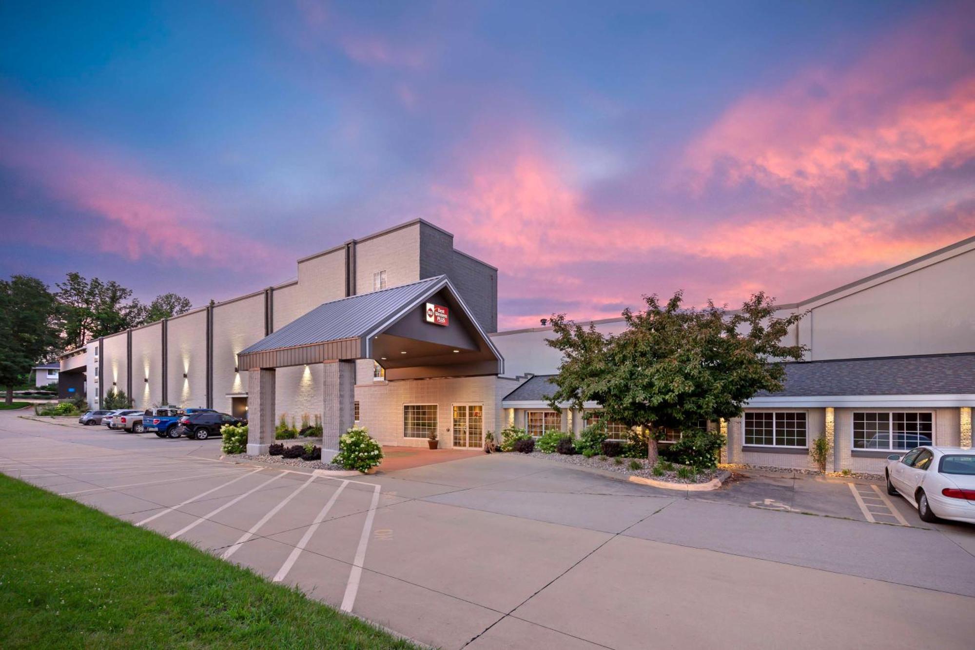 Best Western Plus Longbranch Hotel & Convention Center Cedar Rapids Exterior foto