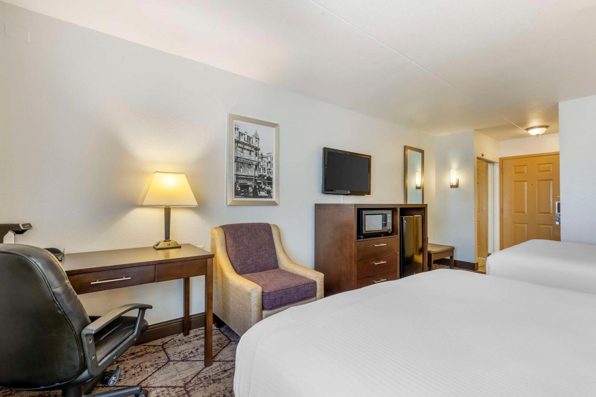 Best Western Plus Longbranch Hotel & Convention Center Cedar Rapids Exterior foto