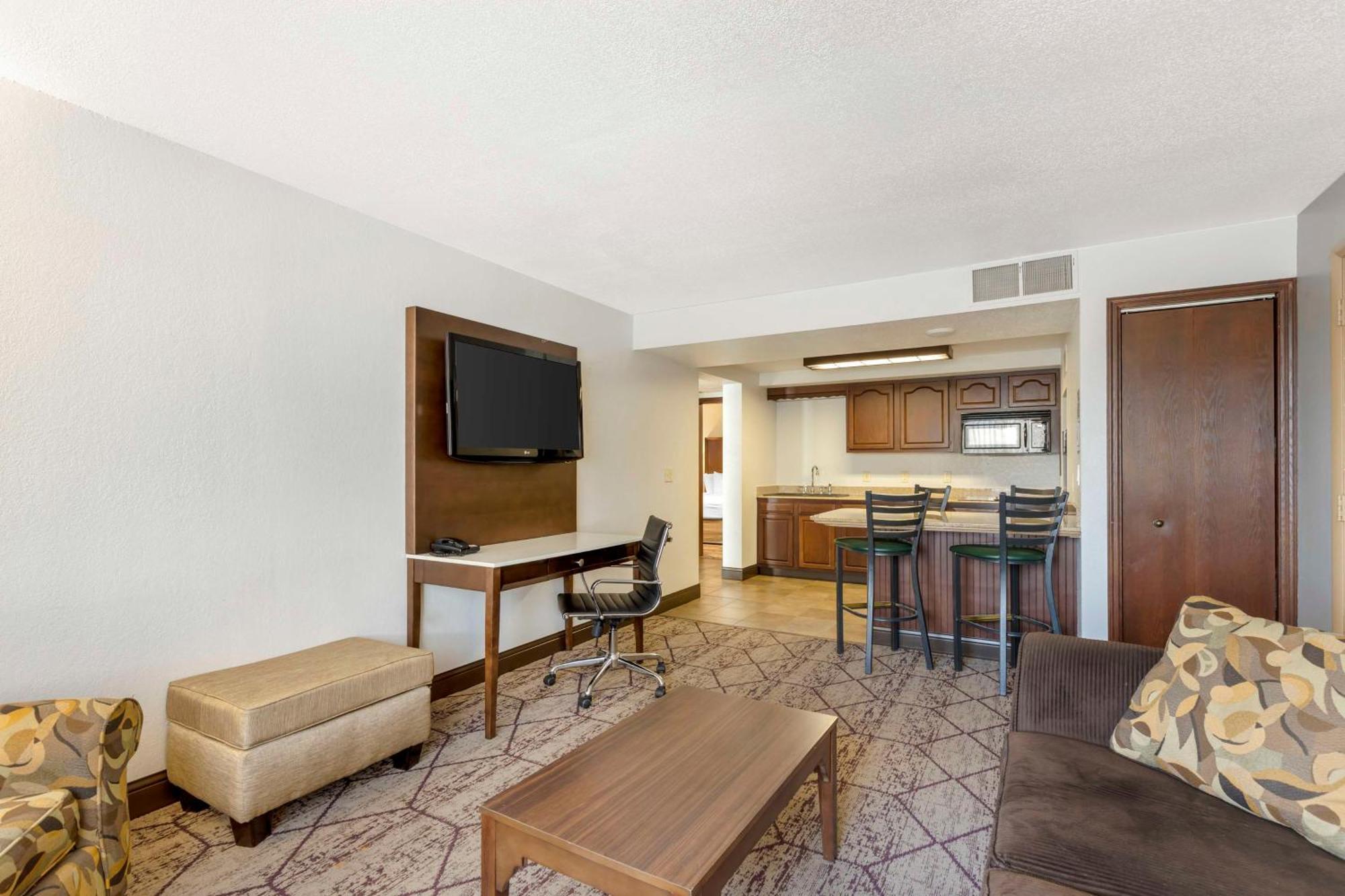 Best Western Plus Longbranch Hotel & Convention Center Cedar Rapids Exterior foto