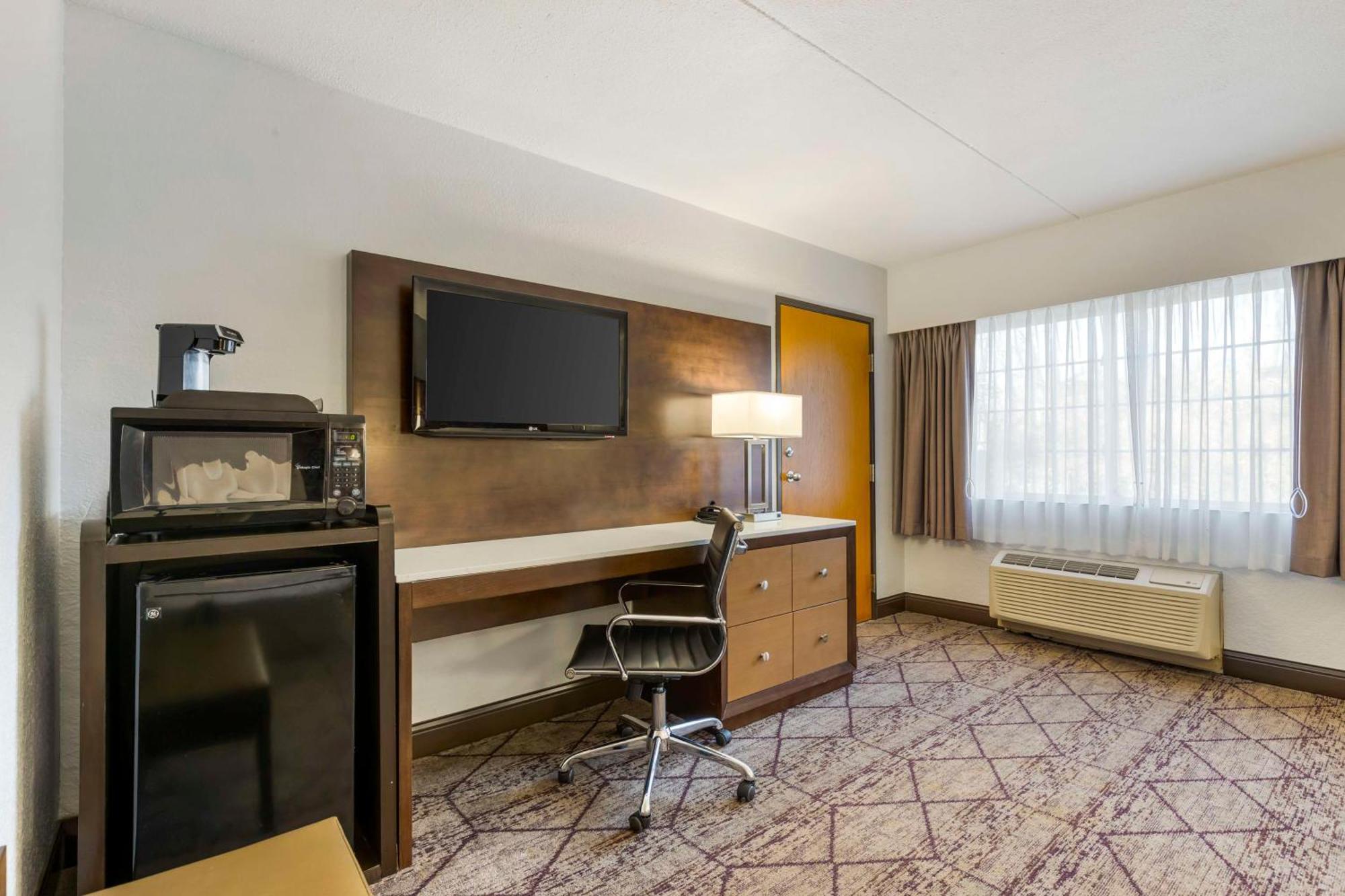 Best Western Plus Longbranch Hotel & Convention Center Cedar Rapids Exterior foto